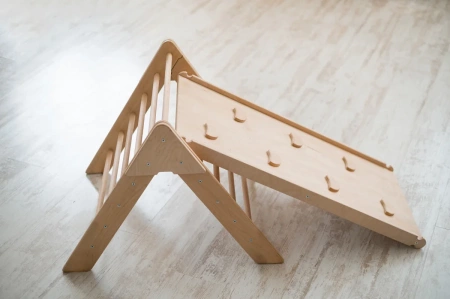 Domowy plac zabaw trójkąt Pikler Montessori drewno Moon LunaToys